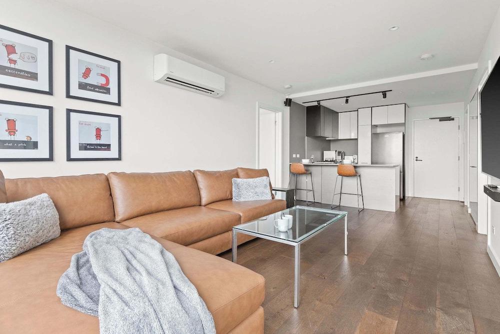 Central Oakleigh 2BR Apartment w Parking - Tap to explore photos