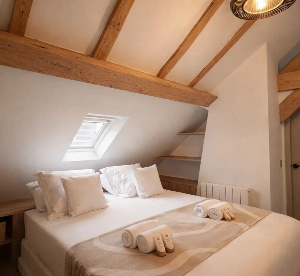 1531 Bourgeois - Tap to explore photos