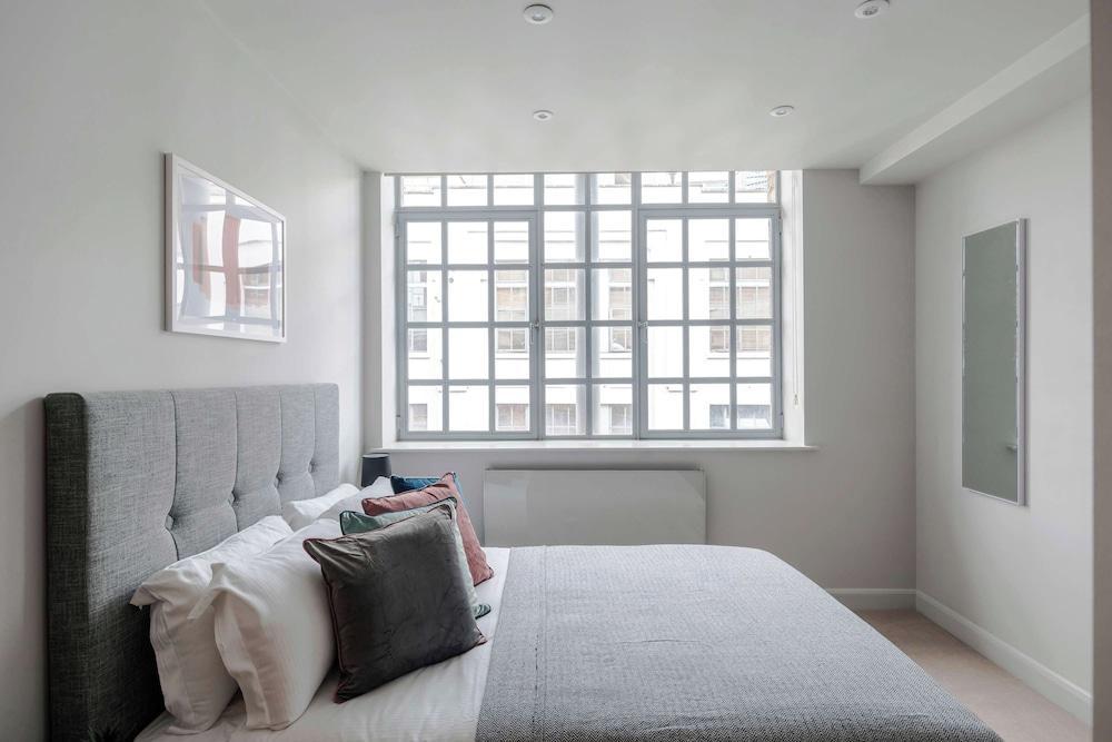 The Eyre Suite Three - Farringdon - by Frankie - Tap to explore photos