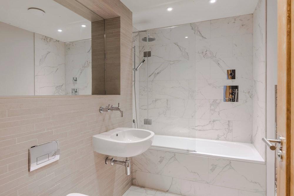 The Eyre Suite Three - Farringdon - by Frankie - Tap to explore photos