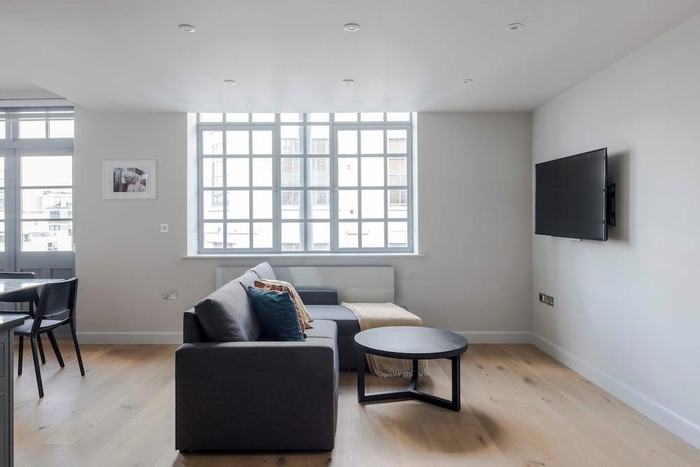 The Eyre Suite Three - Farringdon - by Frankie