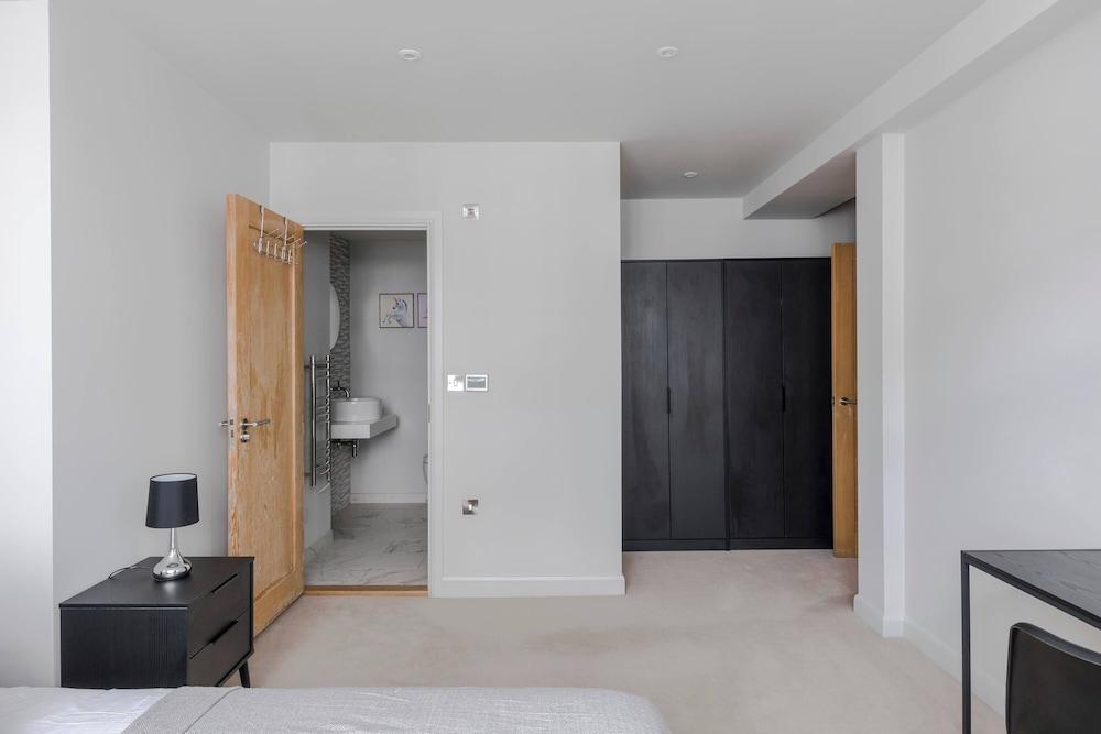The Eyre Suite Three - Farringdon - by Frankie - Tap to explore photos