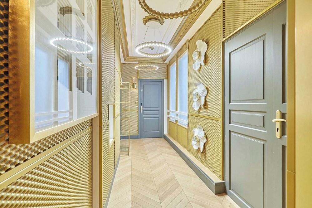 Superb AC- 2bdr Apartement Montaigne/arc de Triomphe - Tap to explore photos