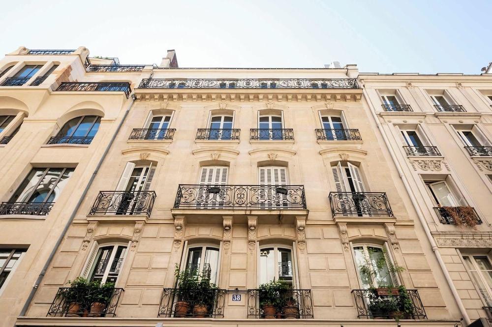 Superb AC- 2bdr Apartement Montaigne/arc de Triomphe