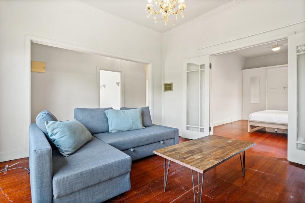 Quiet 2-bed Home in Pascoe Vale South - Tap to explore photos