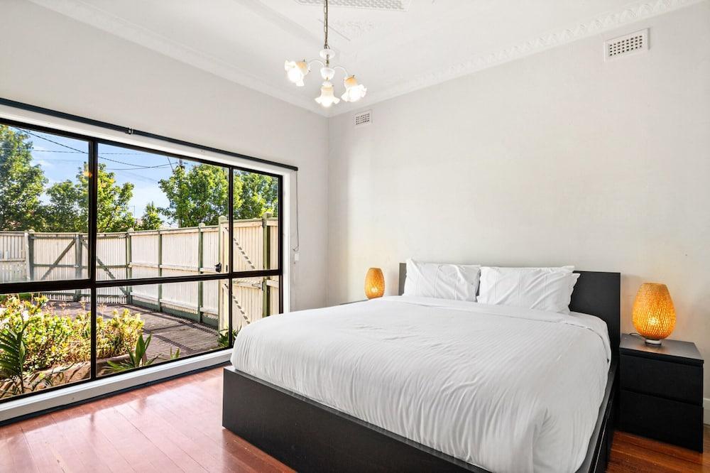 Quiet 2-bed Home in Pascoe Vale South - Tap to explore photos