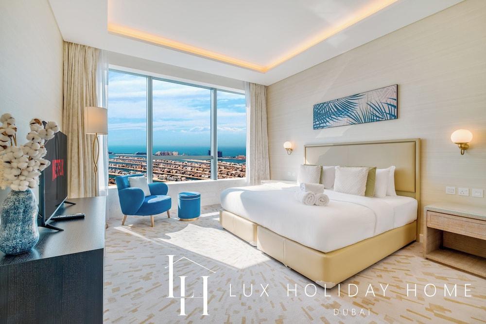 LUX Iconic Views at Palm Tower Suite 5 - Tap to explore photos
