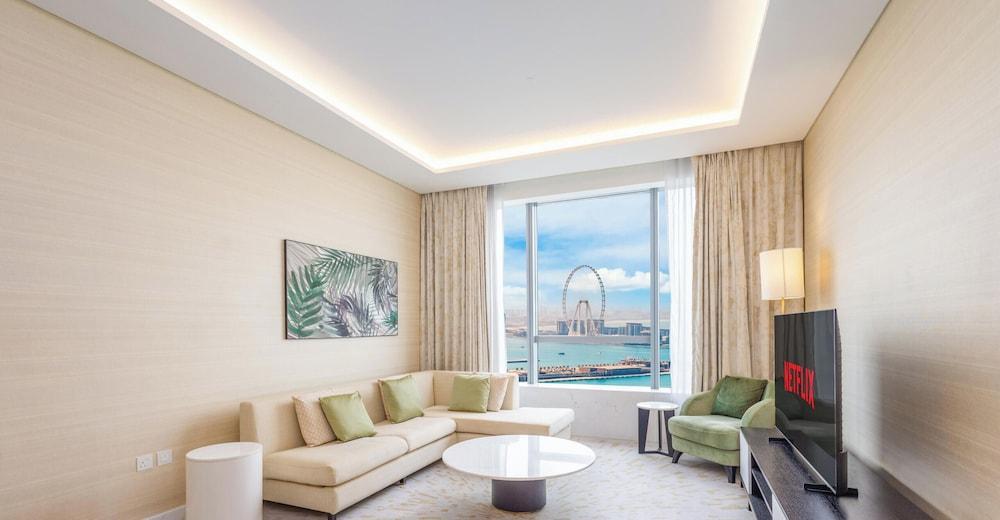 LUX Iconic Views at Palm Tower Suite 6 - Tap to explore photos