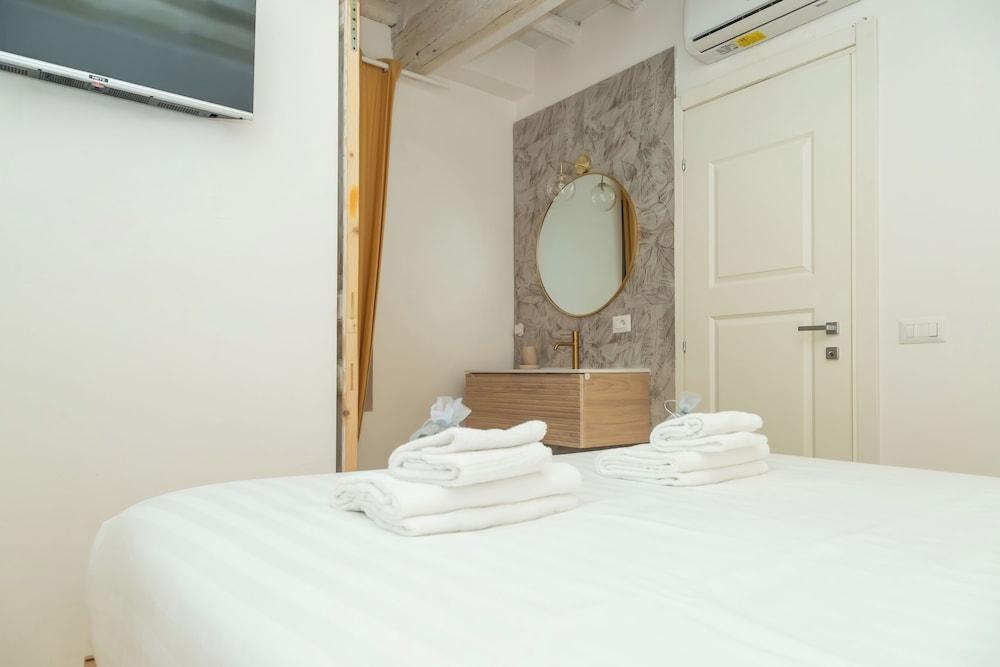 Luxury Suite a Due Passi da San Pietro - Tap to explore photos
