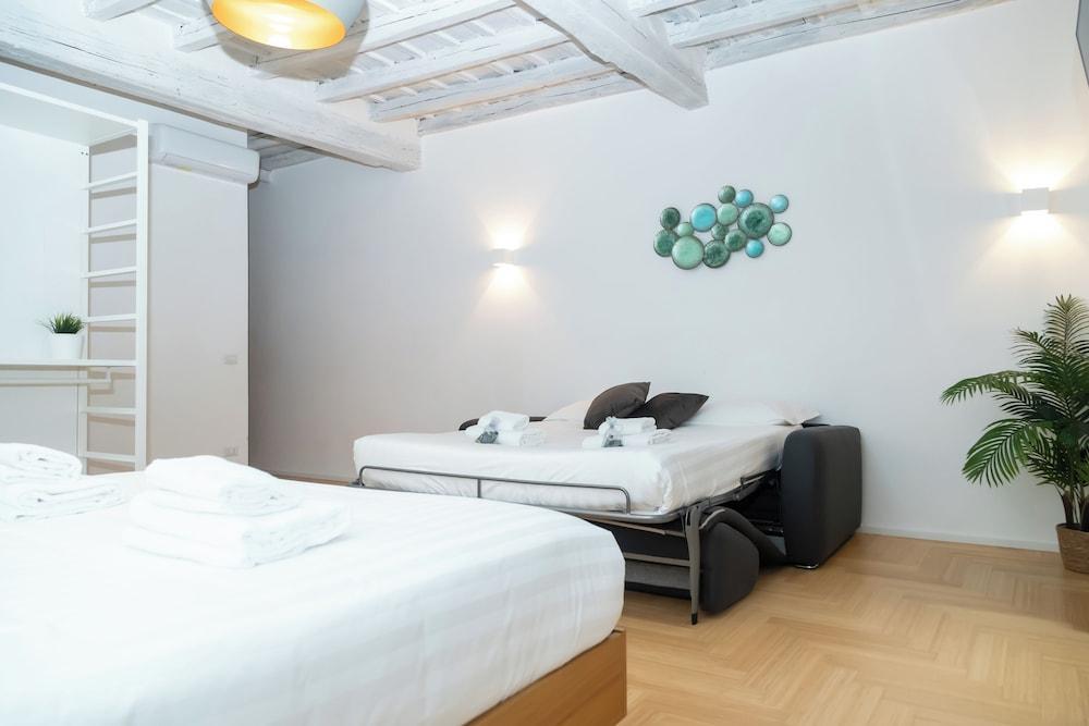 Luxury Suite a Due Passi da San Pietro Room Type - Deluxe Apartment, City View Luxury Suite a Due Passi da San Pietro Room Type - Deluxe Apartment, City View