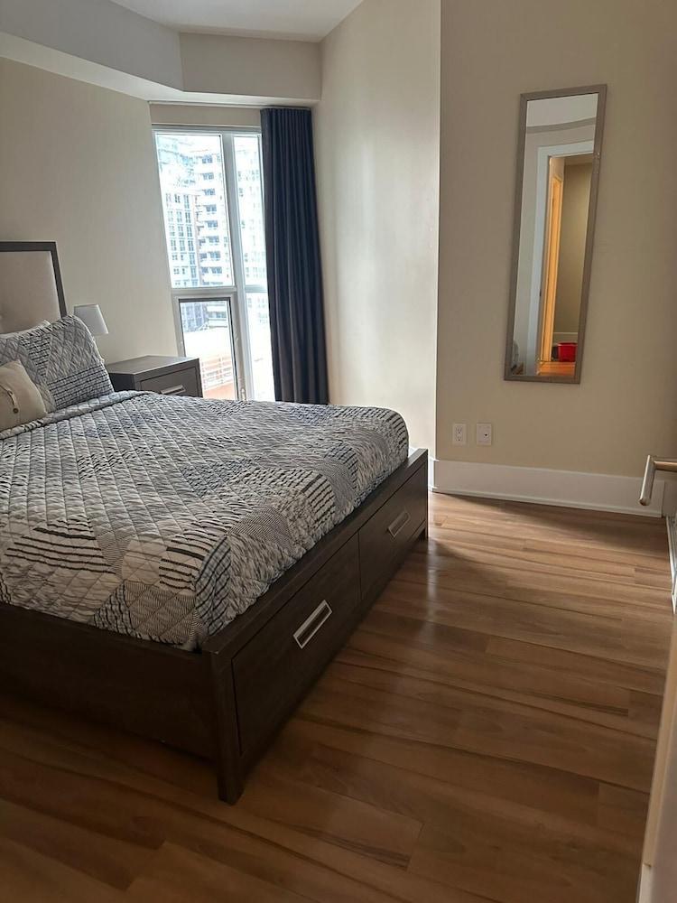 Hotel Lux Entertainment District Toronto - Tap to explore photos