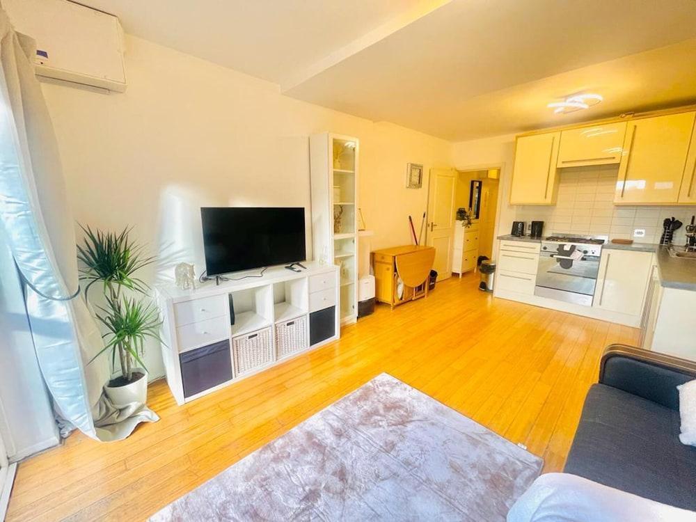 Charming 1-bed Apartment in London - Tap to explore photos