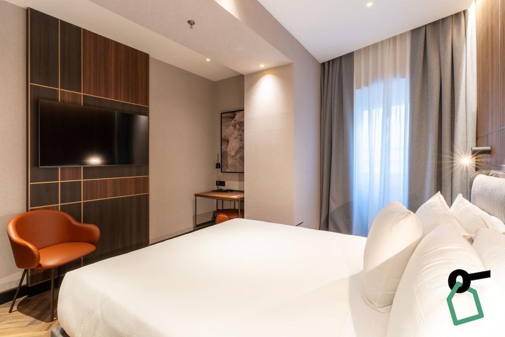 Hotiday Roma Trevi Room Type - Premium Double Room
