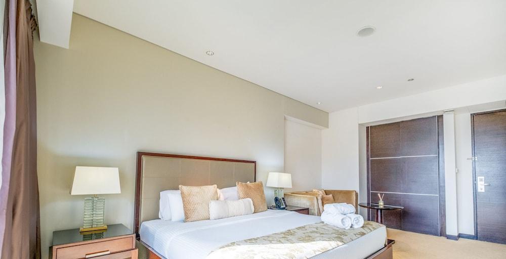 LUX The JW Marina Studio 4 - Tap to explore photos