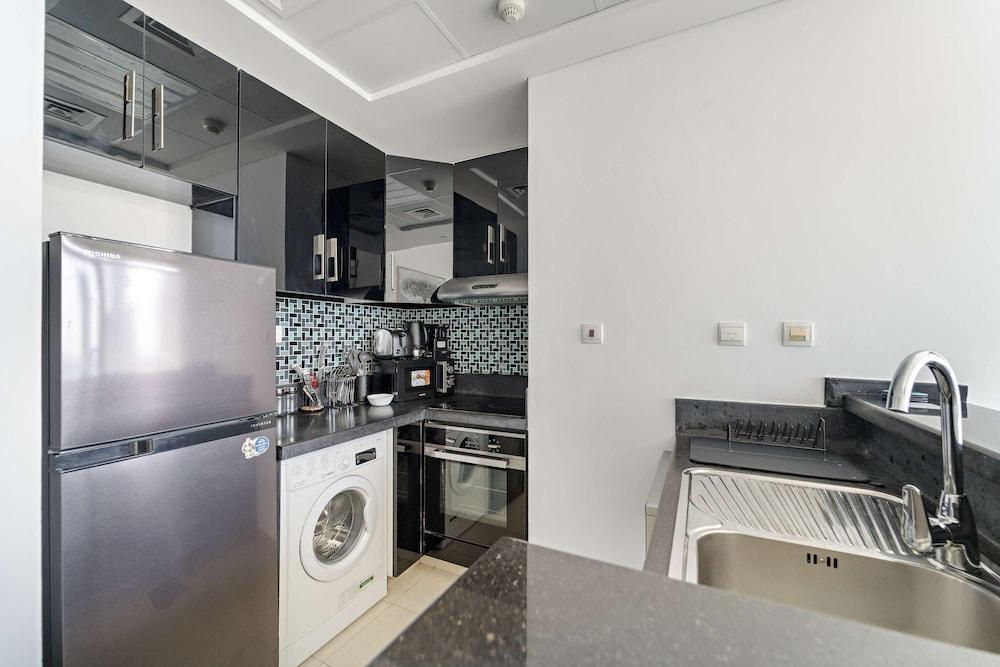 Silkhaus Comfy 1BR Botanica Tower Dubai Marina - Tap to explore photos