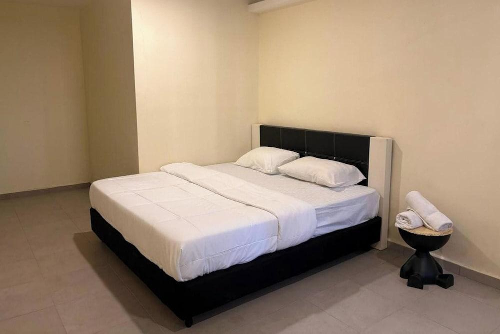 Confidence Motel Room Type - Superior Room, 1 Queen Bed