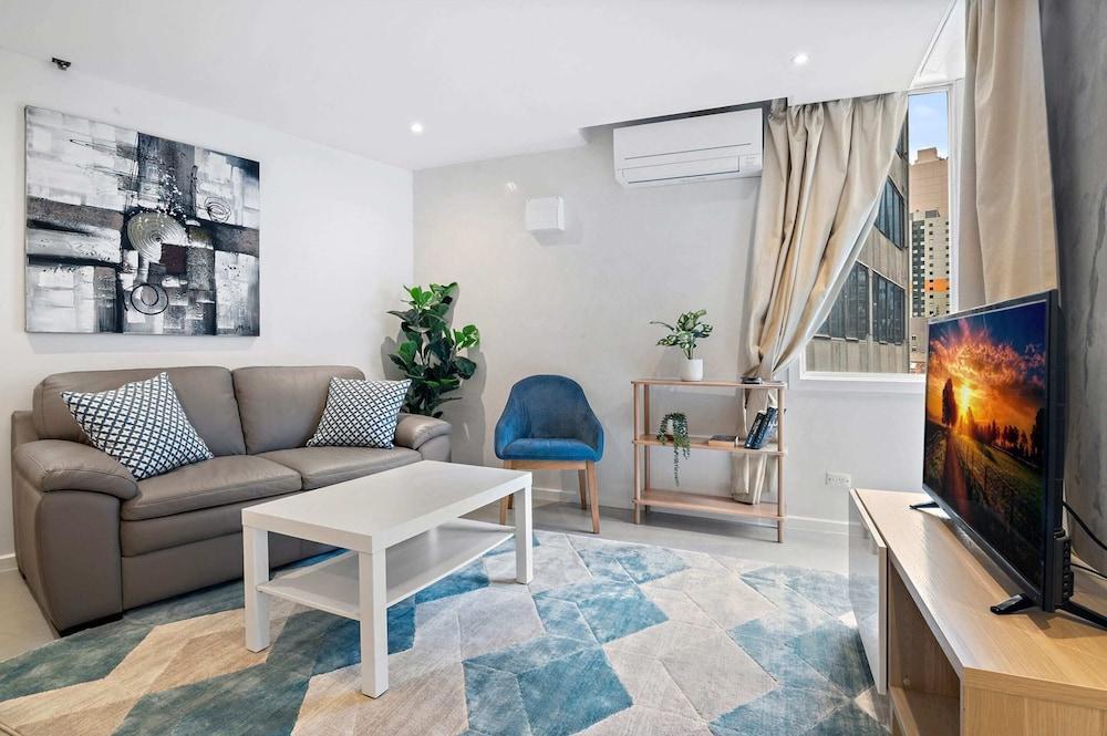Bright CBD Apartment Close to Dining & Shopping - Tap to explore photos