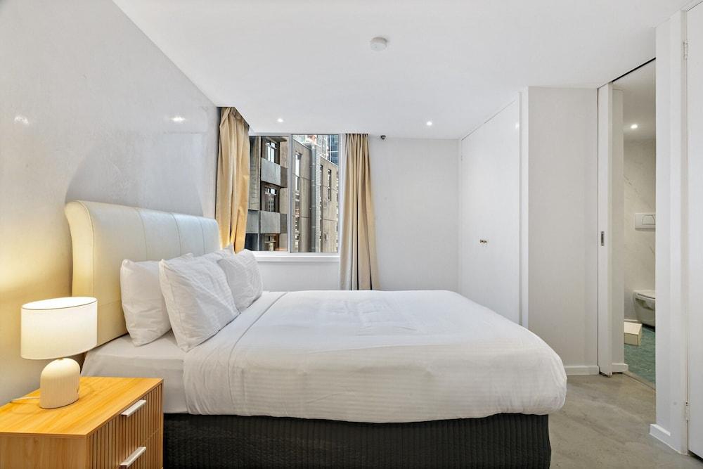 Bright CBD Apartment Close to Dining & Shopping - Tap to explore photos