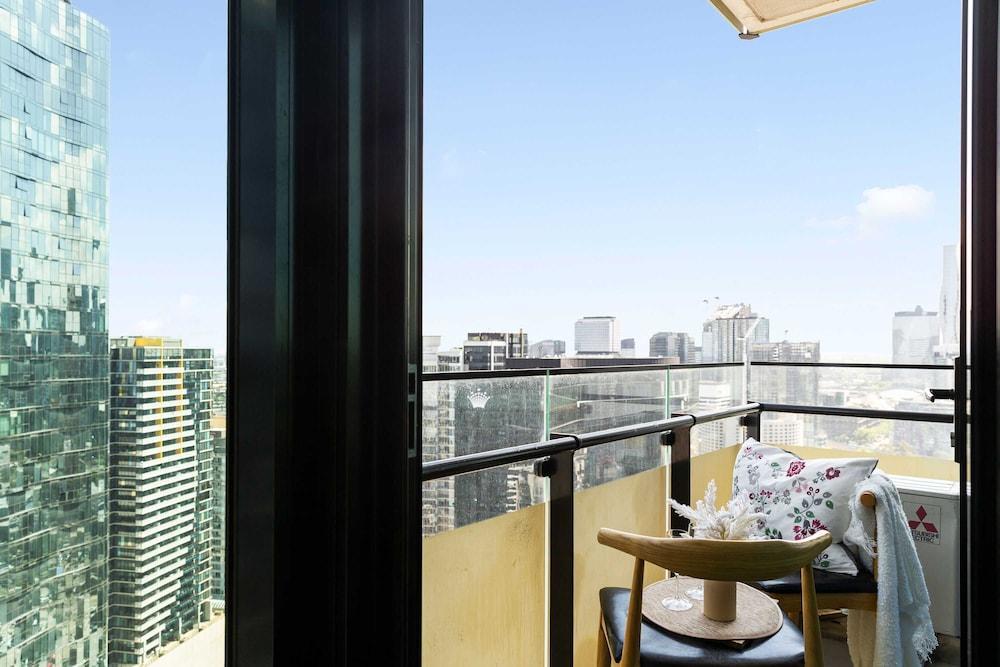 Chic 2BR City Stay by Crown Casino, Skyline Views - Tap to explore photos