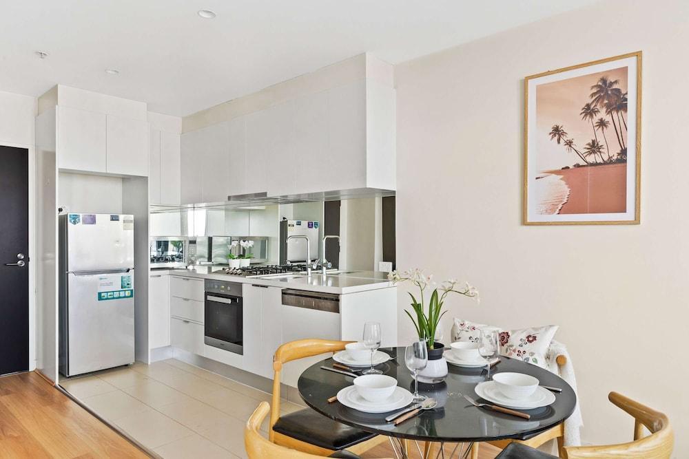 Chic 2BR City Stay by Crown Casino, Skyline Views