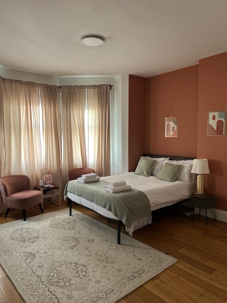 Zozy Gladstone Room Type - Panoramic Double Room, Private Bathroom (2)