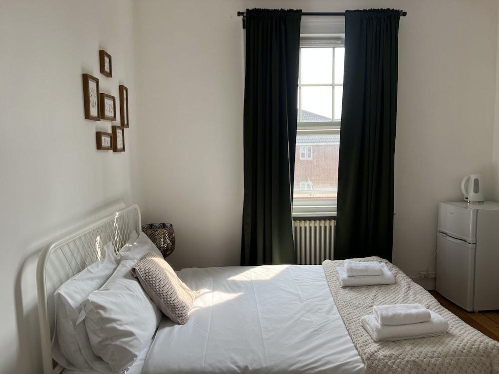 Zozy Gladstone Room Type - Basic Double Room, Shared Bathroom, City View (1)