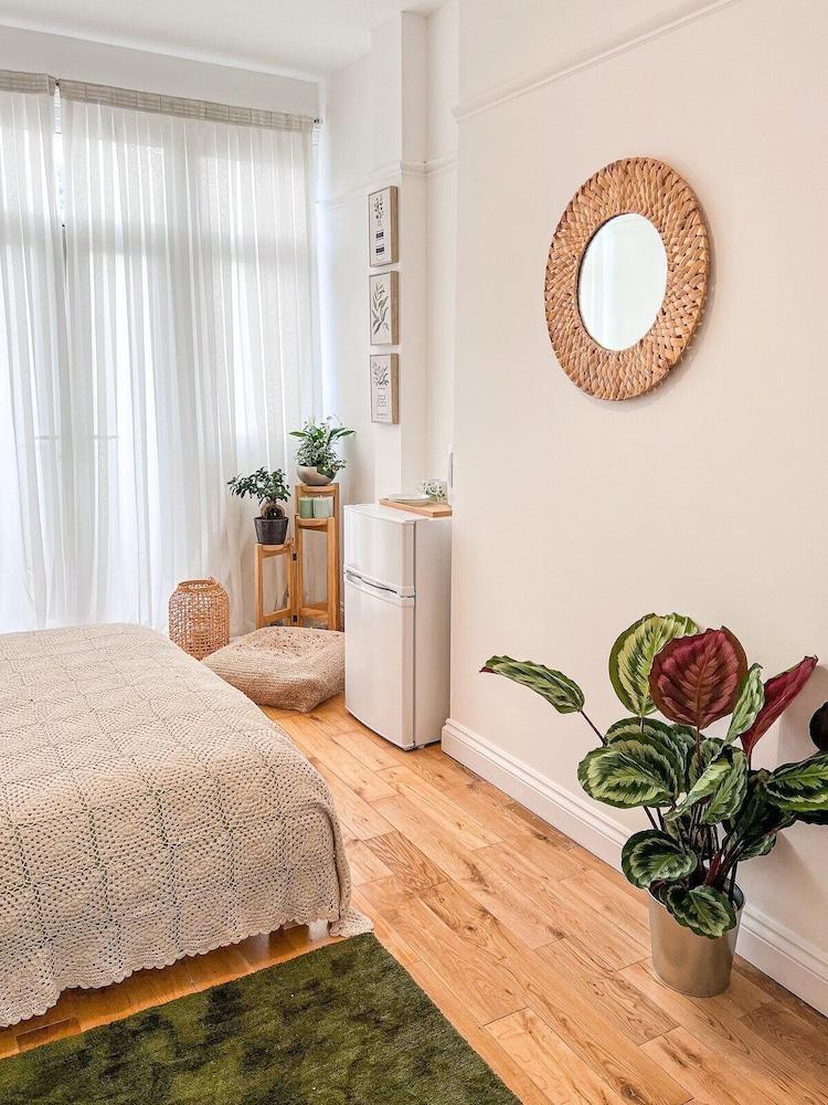Zozy Gladstone Room Type - Superior Double Room, Shared Bathroom, Garden View