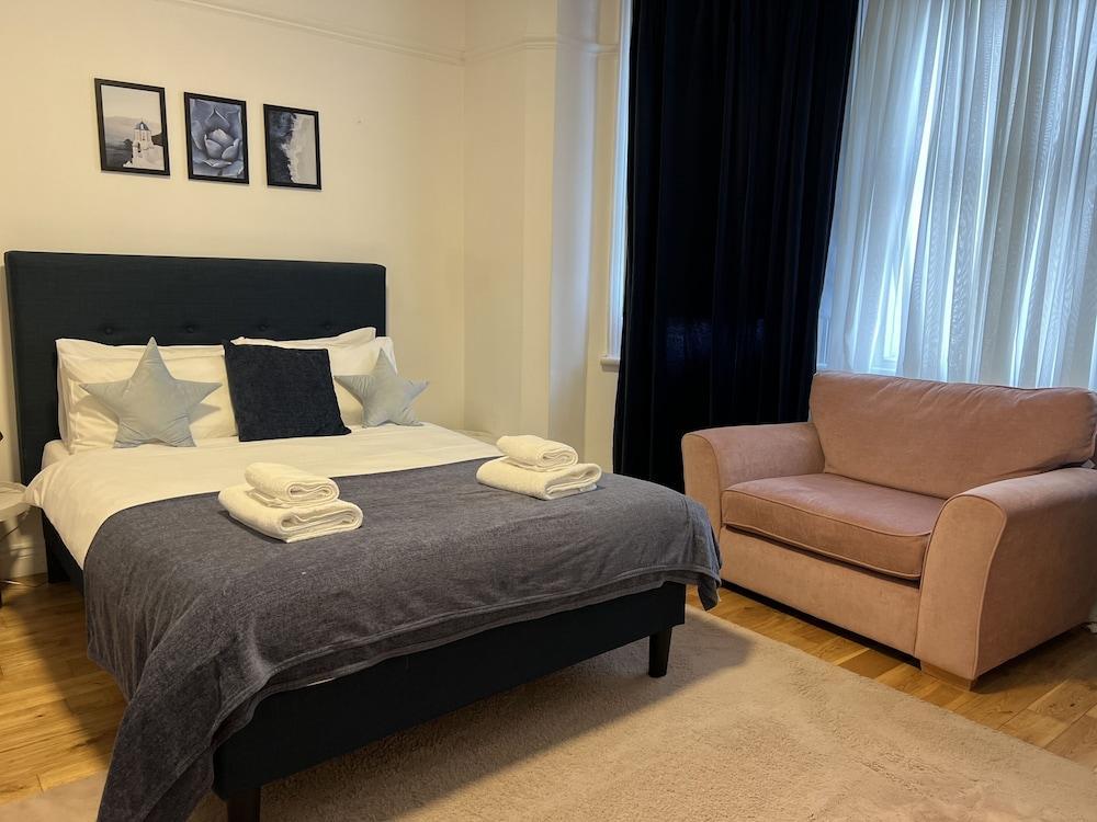 Zozy Gladstone Room Type - Deluxe Double Room, Ensuite