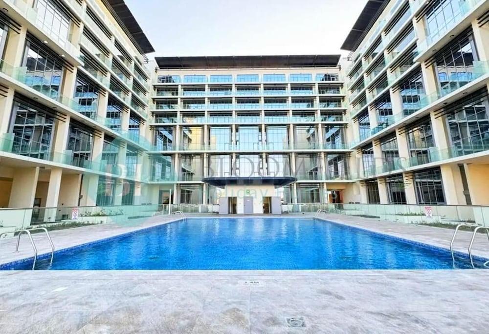 Bloomfields Incredible 1BR In Oasis - Tap to explore photos
