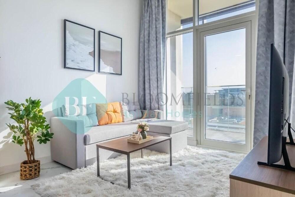 Bloomfields Incredible 1BR In Oasis - Tap to explore photos