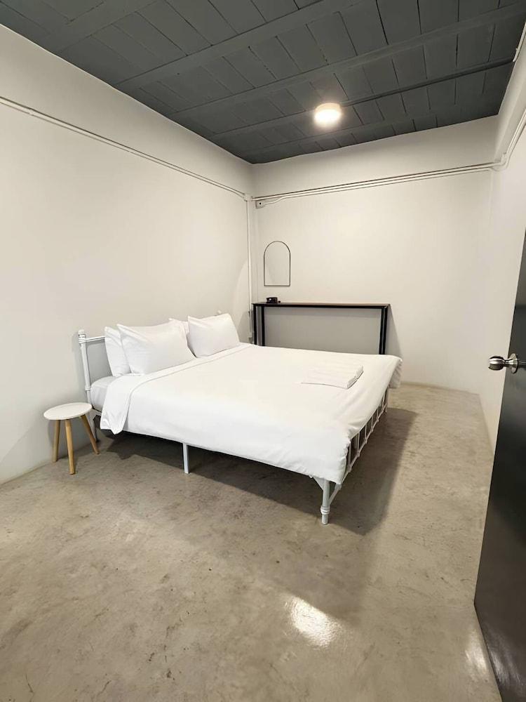 Yellow Place Sukhumvit Soi 2 Room Type - Studio
