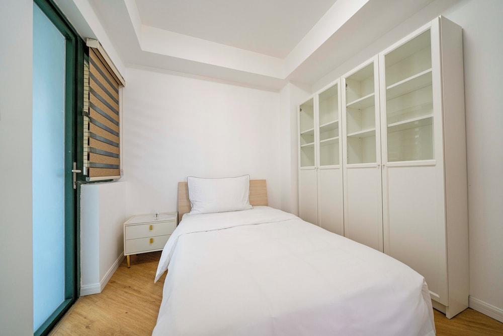 Tyms Spacious 4BR 2BA Apt Xujiahui Room Type - Superior Apartment, 4 Bedrooms, Balcony, City View