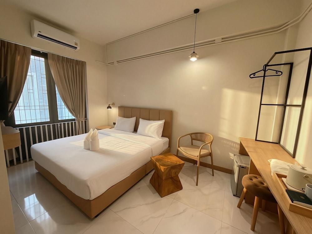 Travis Samyan Room Type - Deluxe Room, 1 King Bed