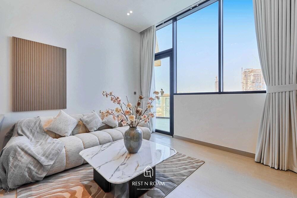Upscale 1BR With Jacuzzi Prime Location in JVC