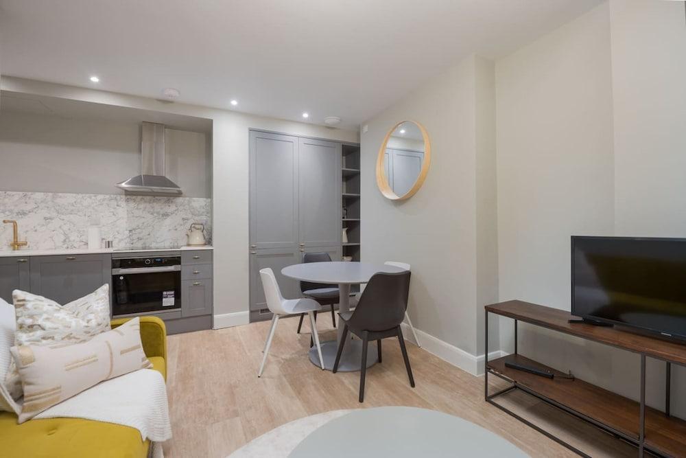 Trendy Flat by Hyde Park PS1 Room Type - House