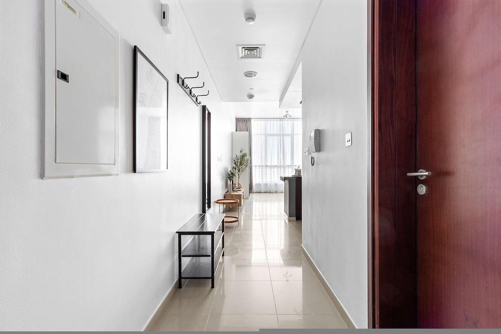 Silkhaus Hydra Avenue Large Studio by Reem Park