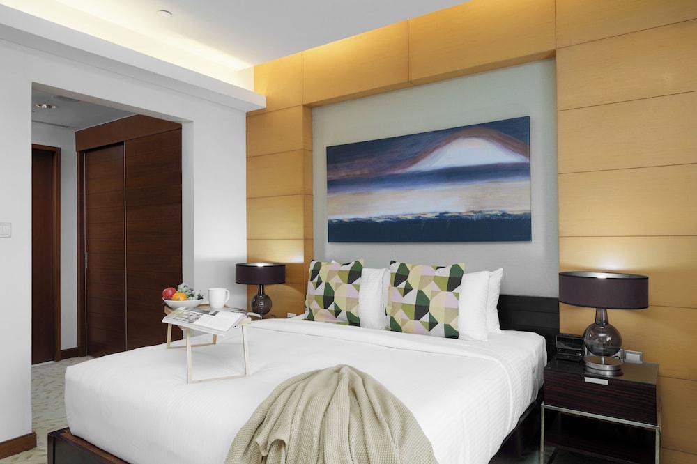 Maison Privee - Fabulous Studio w/ Direct Burj Khalifa Views - Tap to explore photos