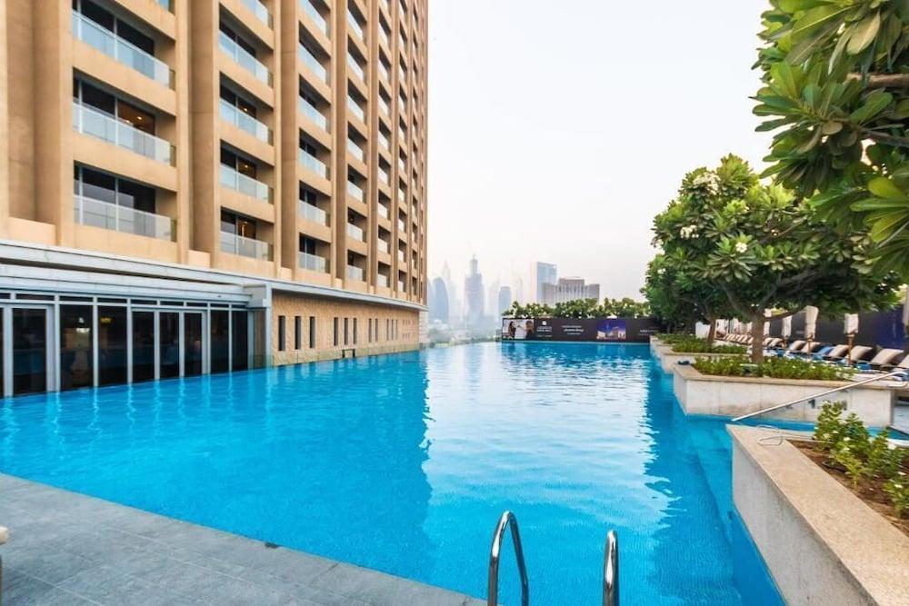 Maison Privee - Fabulous Studio w/ Direct Burj Khalifa Views - Tap to explore photos