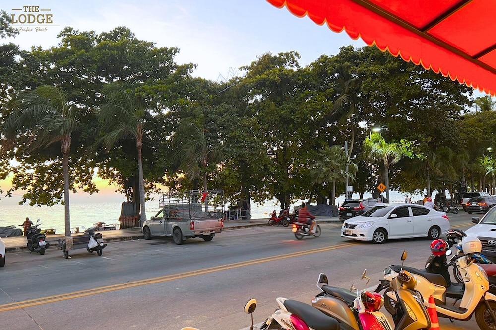 The Lodge Jomtien 9 - Tap to explore photos