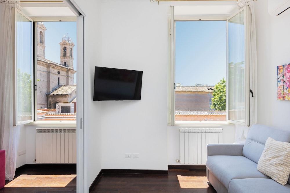 Rental in Rome Corso View Apartment - Tap to explore photos