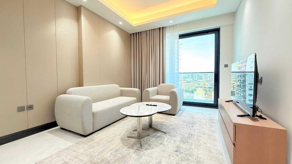 Cloud Tower 1br With Parking Pool Gym - Tap to explore photos