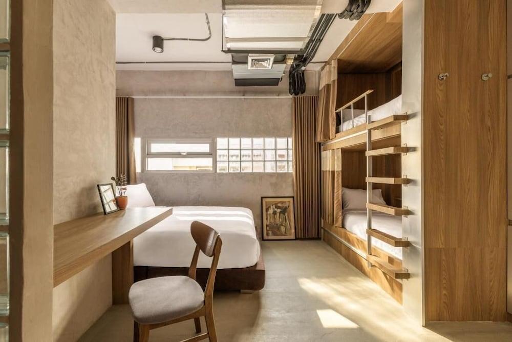 The District Ekkamai Room Type - Triple Room, City View with Private Bathroom