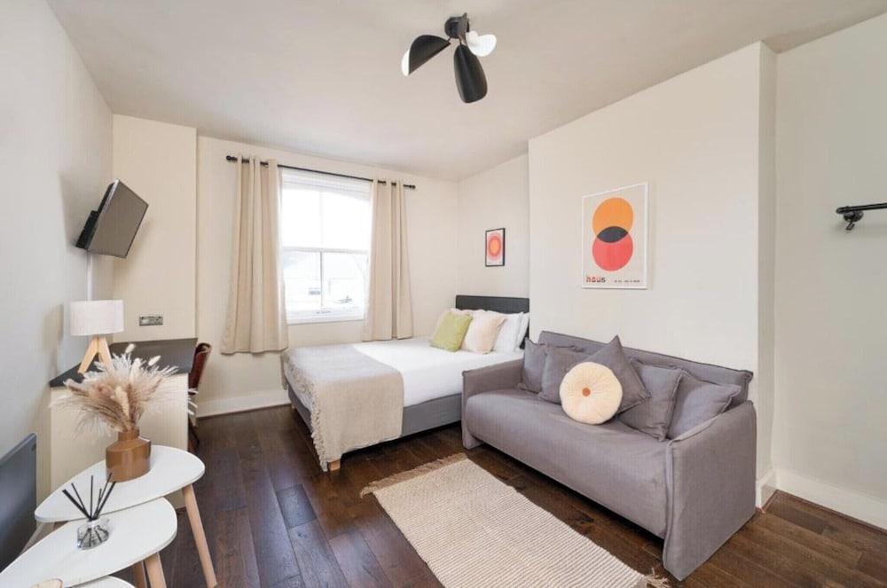 The Brickline Shoreditch Room Type - Junior Suite, 1 Double Bed, Private Bathroom, City View