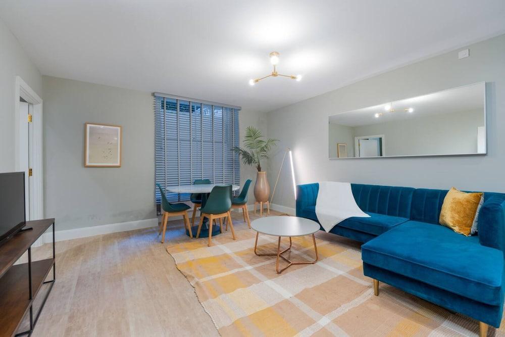 Stylish Hyde Park Apartment PS2