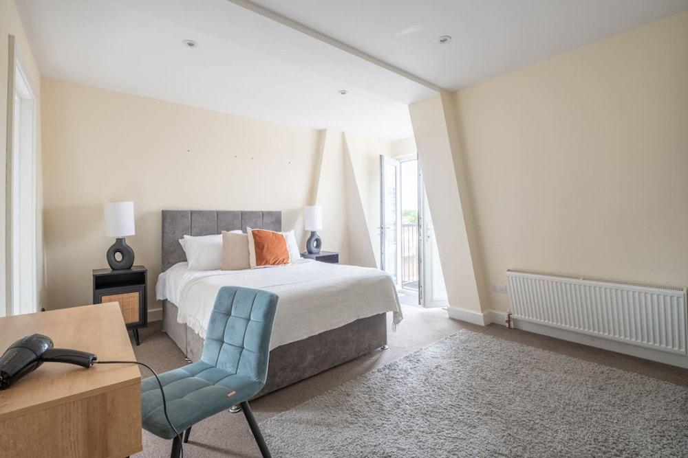 Stylish 3 Bedroom Flat CRC Room Type - House