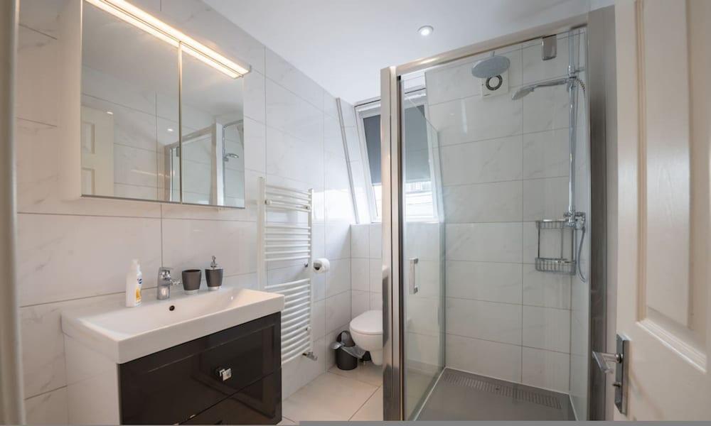 Stylish 3 Bedroom Flat CRC - Tap to explore photos