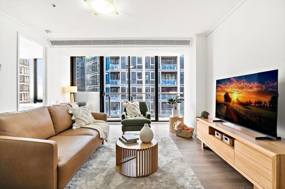 Stylish Southbank Apartment With On-site Parking - Tap to explore photos