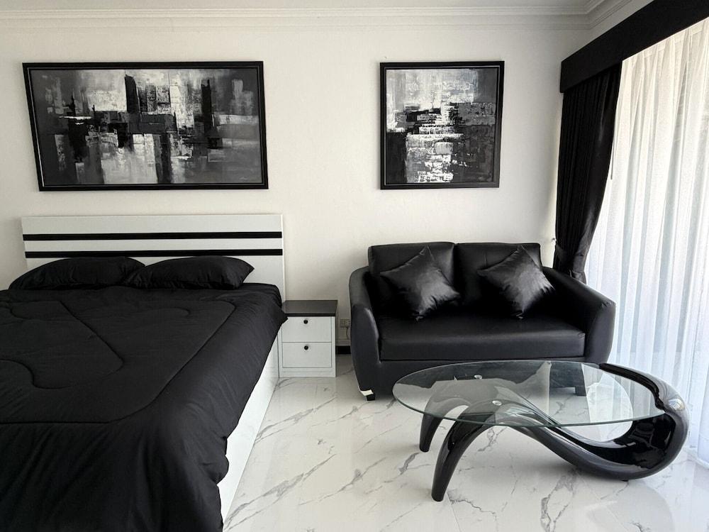 Spacious Studio With Balcony - TW Platinum Suites, Jomtien - Tap to explore photos