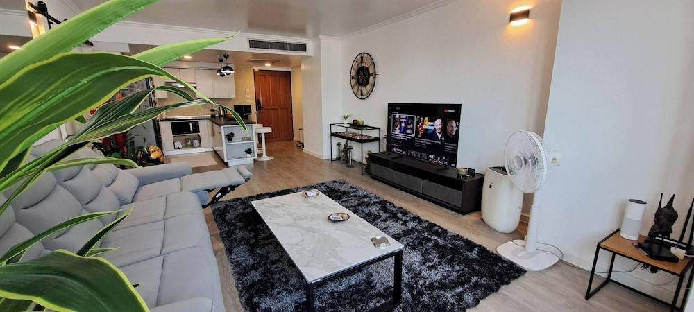 Stylish New Condo in Nana - Tap to explore photos