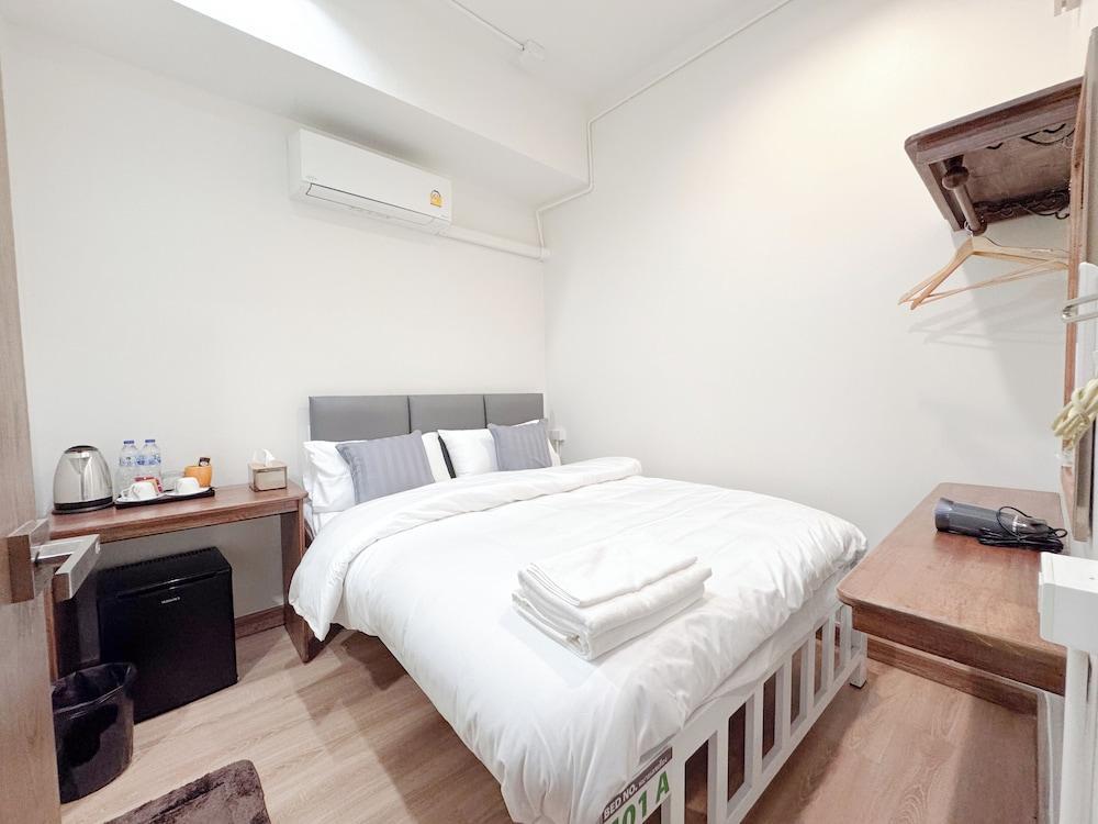 Vintana Siam Hotel Bangkok Room Type - Superior Room with Private Bathroom (No Windows)